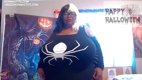 Ebony milf seduces me with her beautiful body for a solo webcam