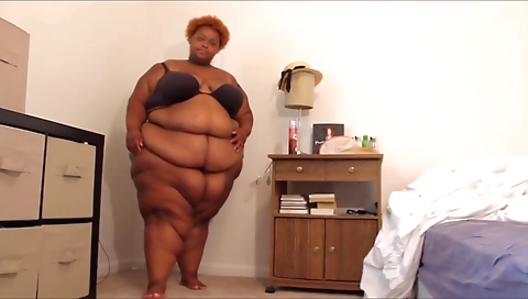 This ebony is walking on her knees with hands in her pockets