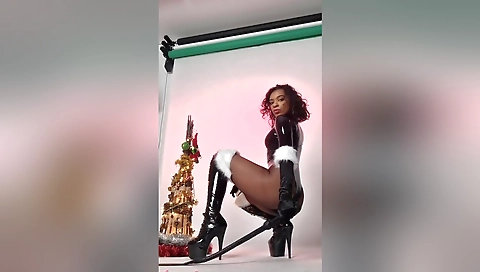 X-mass Flex: Ebony In Shiny Latex Backstage Mahoganyqen