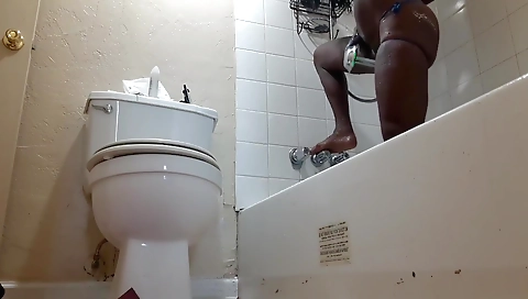 Big ass ebony woman on the web cam in a solo video