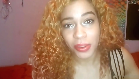 Ebony babe in sexy stockings and sexy ass is stretching