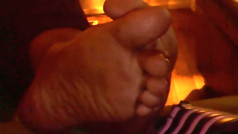 Solo ebony video with her feet bouncing on a dildo