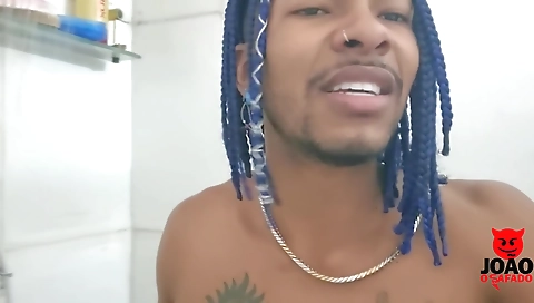 Amazone com pica grande nas braços e uma atenção total